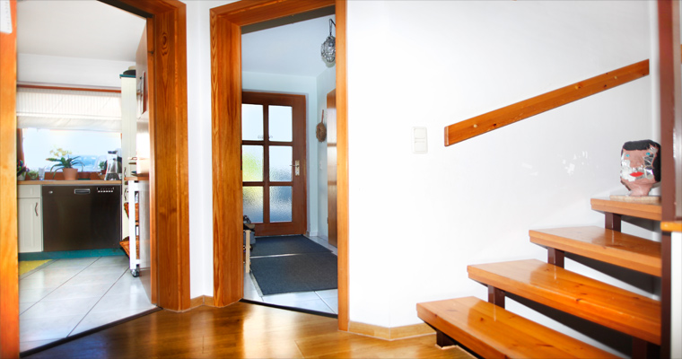 Eingangsbereich und Küche eines Reihenhauses